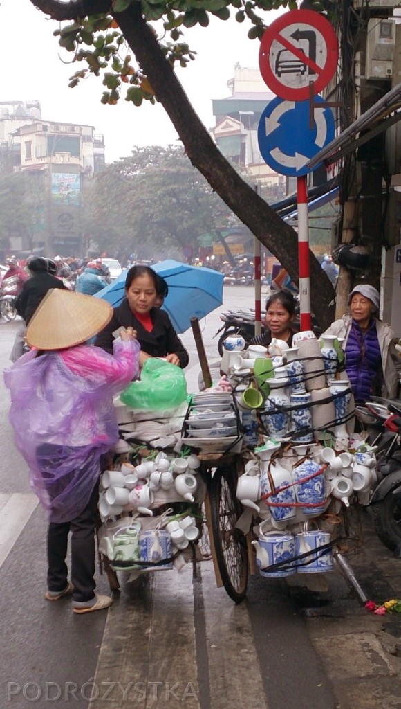 Wietnam, Hanoi, obwoźny sprzedawca porcelany