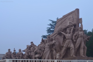 Chiny, Pekin, pomnik przy wejściu do Mauzoleum Mao