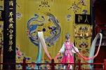 Chiny, Pekin, Hu Guang Guild Hall, Tradycyjna Opera Pekińska, odsłona druga, taniec z szarfami