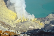 Indonezja, wyspa Java, wulkan Ijen, dymiąca siarka w kraterze