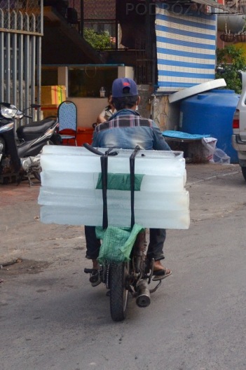 Kambodża, Phnom Penh, lód do Twojego wieczornego drinka już jedzie!