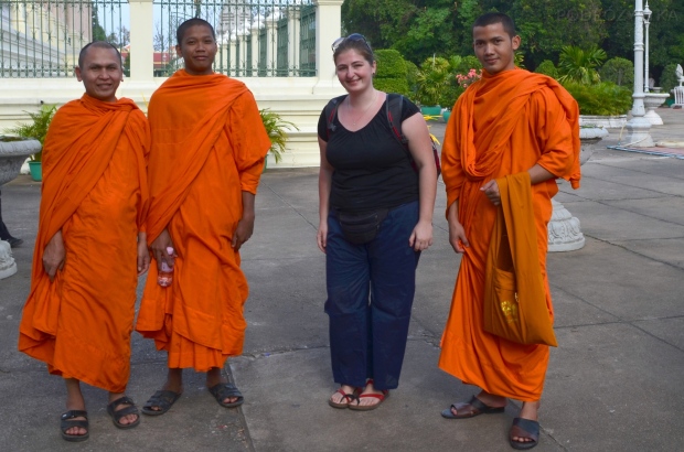 Kambodża, Phnom Penh, kompleks Pałacu Królewskiego, z mnichami