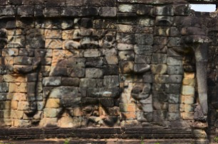 Kambodża, Siem Reap, rzeźby wzdłuż tarasu słoni