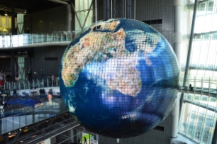 Japonia, Tokio, Mirai-kan (Centrum Nauki), ogromny globus-ekran