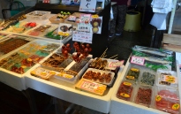 Japonia, Kyoto, Nishiki Market, ośmiorniczki z małym jajkiem w środku, chyba nie chcę wiedzieć więcej