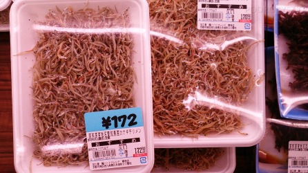 Japonia, małe rybki, dodawane często jako posypka do zup