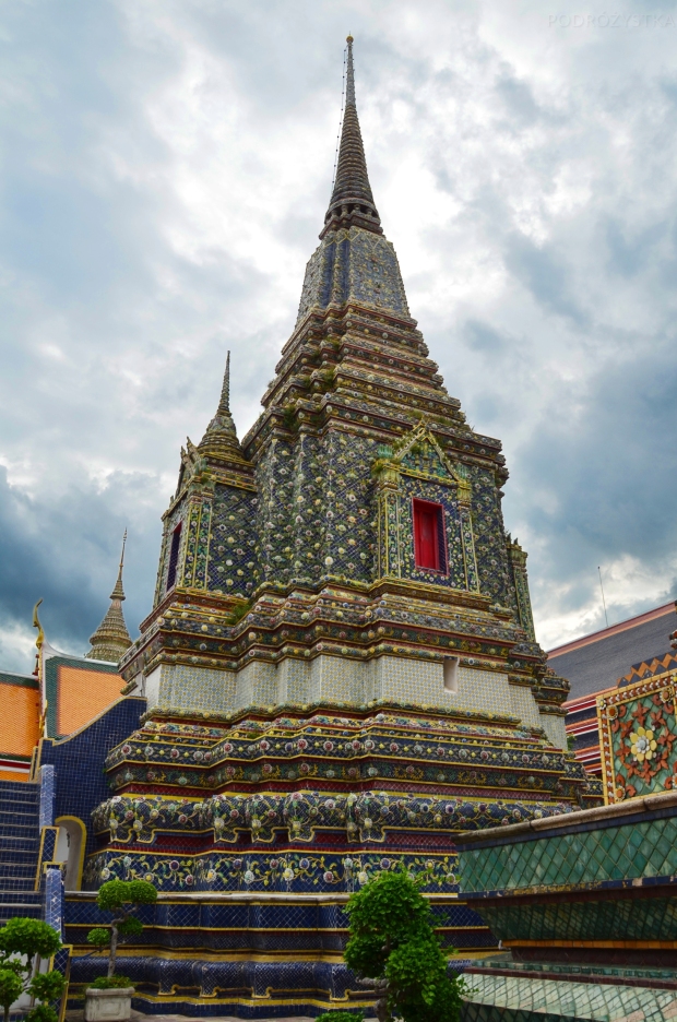 Tajlandia, Bangkok, świątynia Wat Pho, Phra Maha Chedi Si Rajakarn - stupy dedykowane pierwszym czterem królom z dynastii Chakri