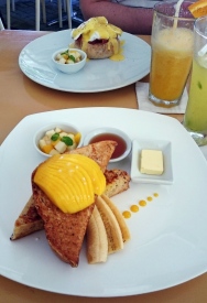 Filipiny, wyspa Boracay, tosty z mango i bananami w Lemoni Cafe and Restaurant