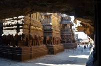 Indie, Maharasztra, okolice Aurangabad, jaskinie Ellora (Ellora Caves) - wnętrze jaskini numer 16, świątyni Kailash